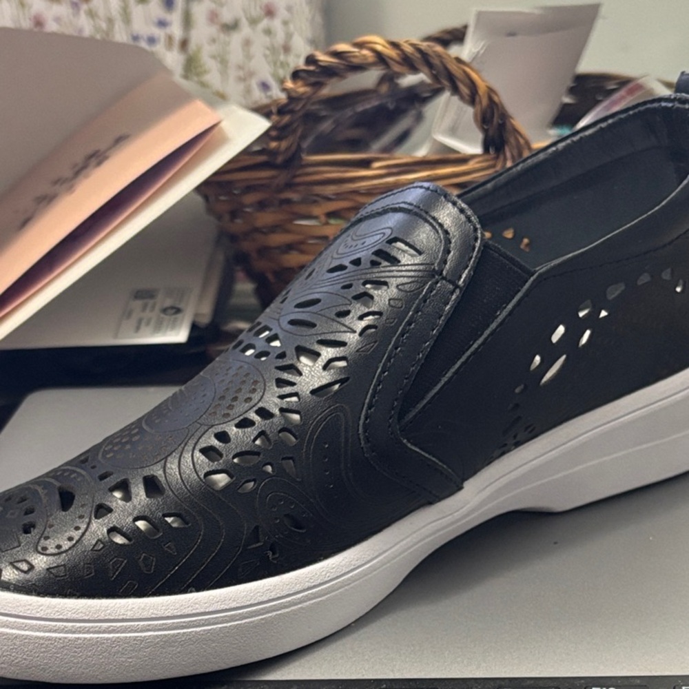 bernie mev. Black and Cream Flats